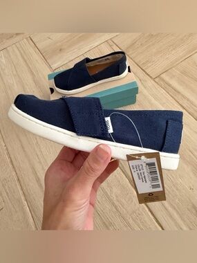🆕 Toms navy canvas